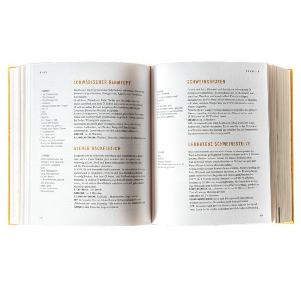 Ein weißer Teller mit einem Brötchen und drei Löffeln aromatisierter Butter oder Aufstrich, garniert mit Kräutern.