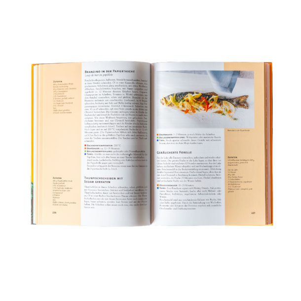 Moderner Innenhof mit Holzterrasse und einer schwarzen Pergola mit Metallrahmen, die an ein helles Haus angebaut ist.