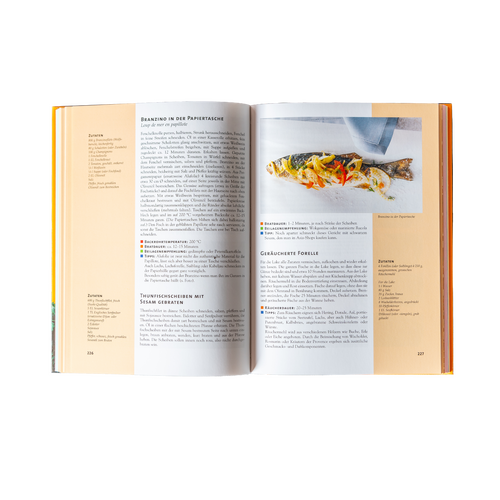 Moderner Innenhof mit Holzterrasse und einer schwarzen Pergola mit Metallrahmen, die an ein helles Haus angebaut ist.