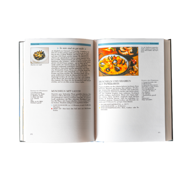 Geöffnetes Kochbuch mit zwei Rezepten für Meeresfrüchte und Fotos der fertigen Gerichte auf weißem Hintergrund.